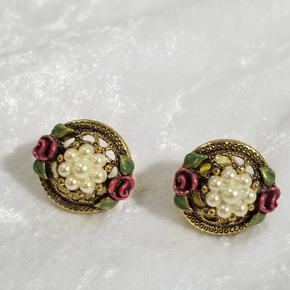 1928 rose buds and leaves gold tone faux pearl studs 1.1448